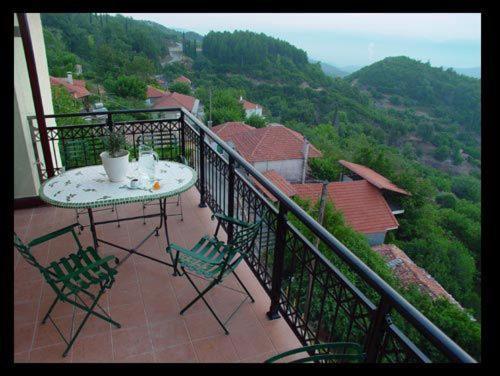 Hotel Isaraiko Spiti Agia Theodora Isaris Екстер'єр фото